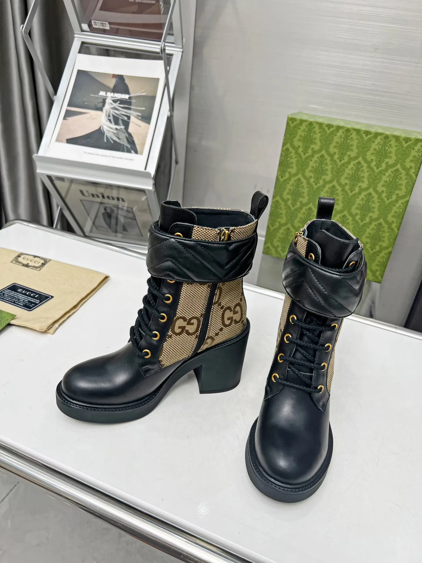 👟👟Ex-factory price 560👟👟 Autumn and winter GUCCI double G ankle boots with original open mold and electric embroidery magic belt khaki GG canvas logo elements, full of high-end feel. The side zipper is super easy to put on and take off. Fabric: cowhide. Lining/foot pad: cowhide. TPU outsole. Heel height 8cm. Size: 35-42#.